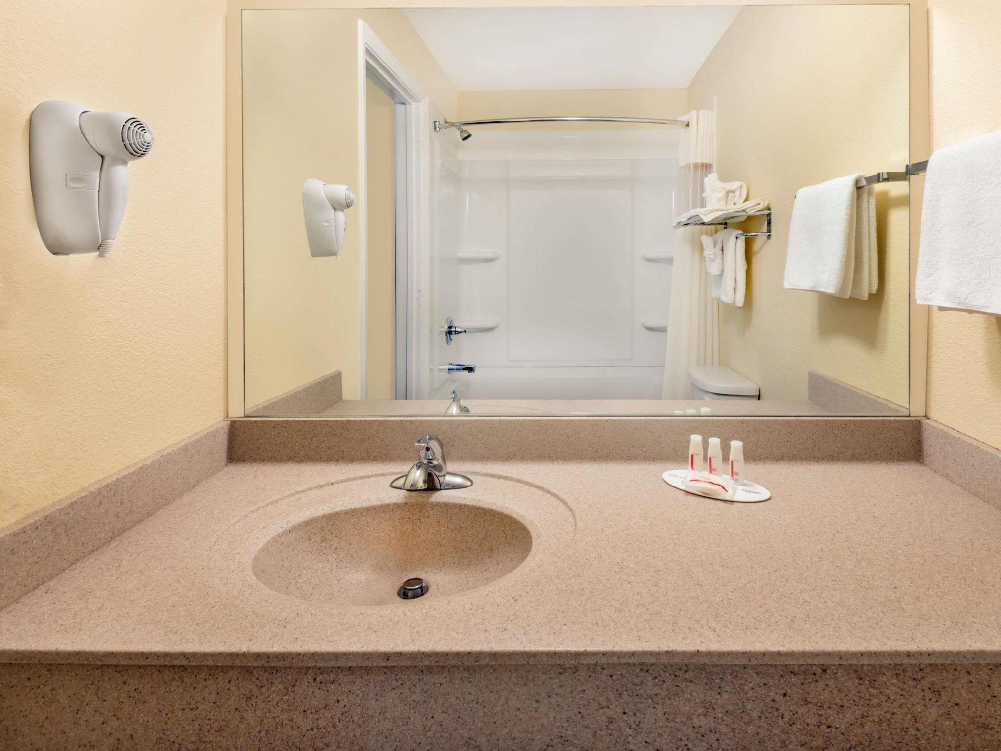 Super 8 By Wyndham Des Moines Hotel Екстериор снимка